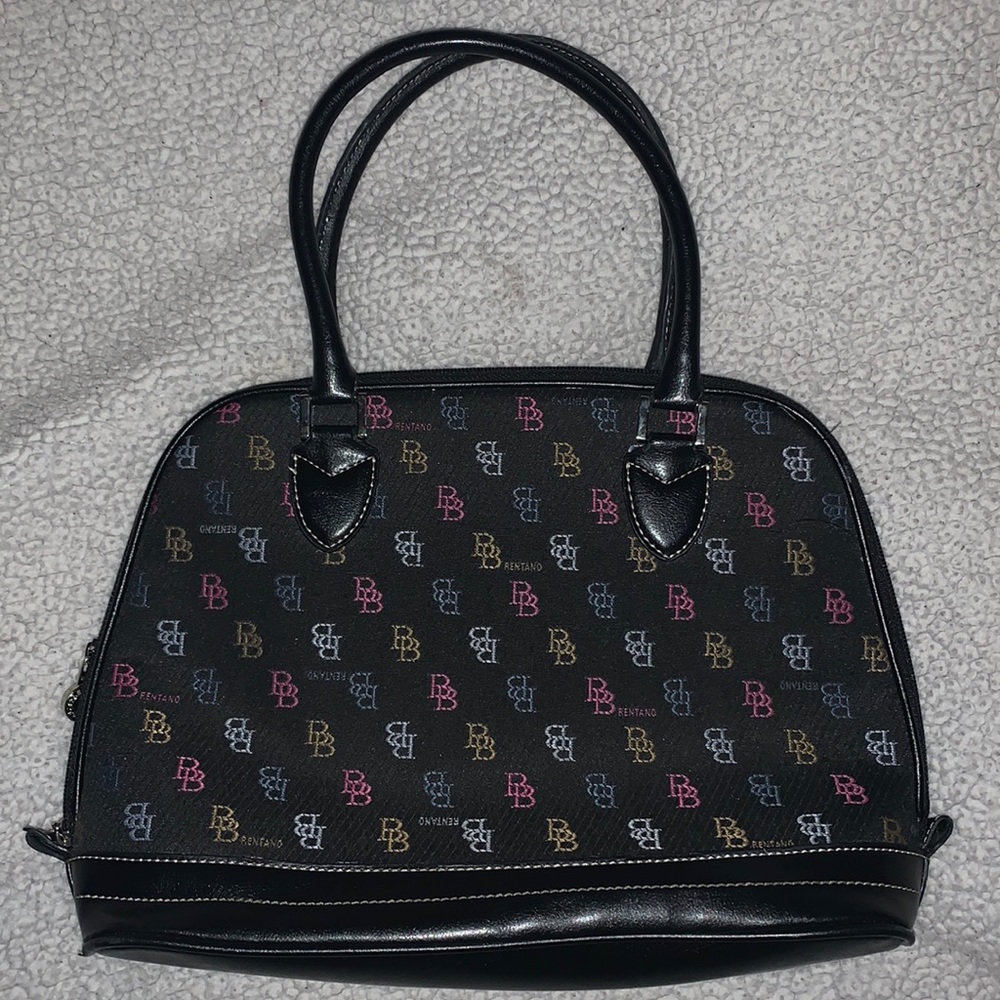 Im selling this cute shoulder bag. It’s not small color is black.  not a scratch